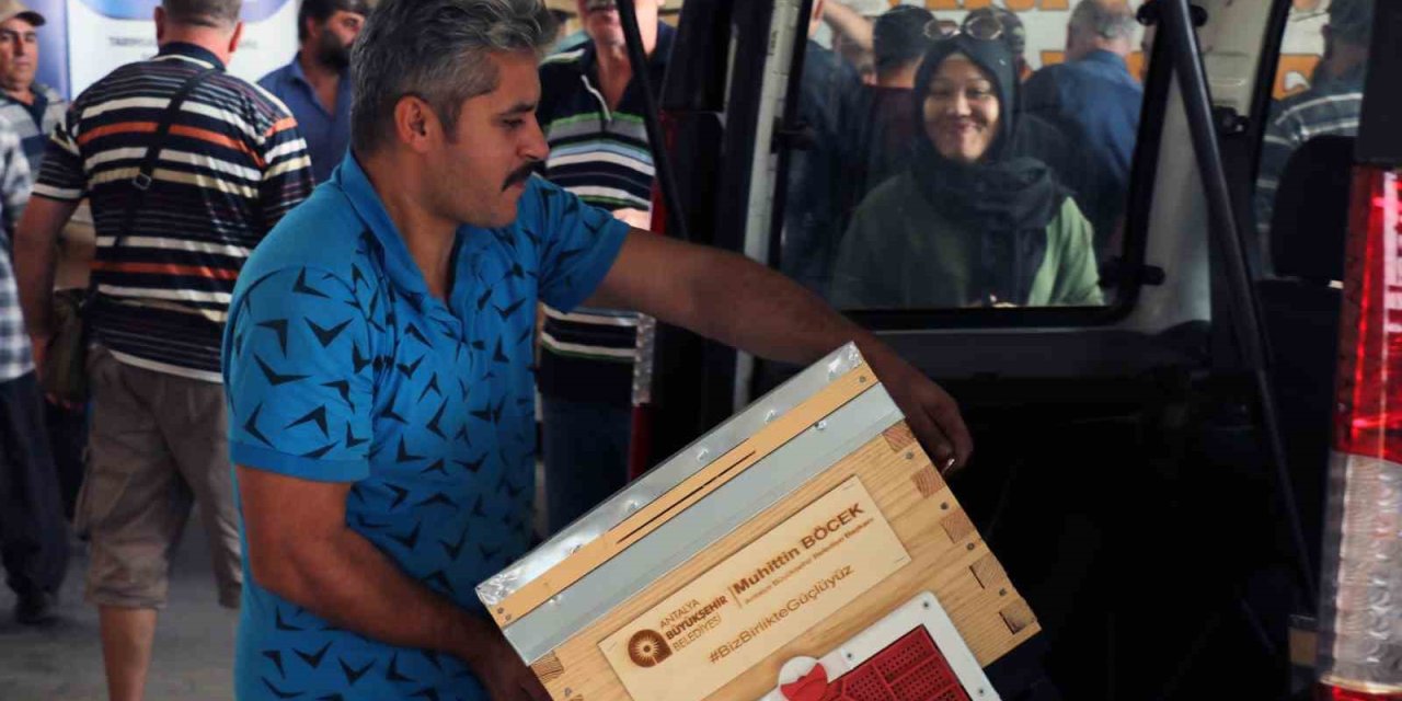 Büyükşehirden Üreticilere 2 Bin 500 Adet Arı Kovanı Desteği