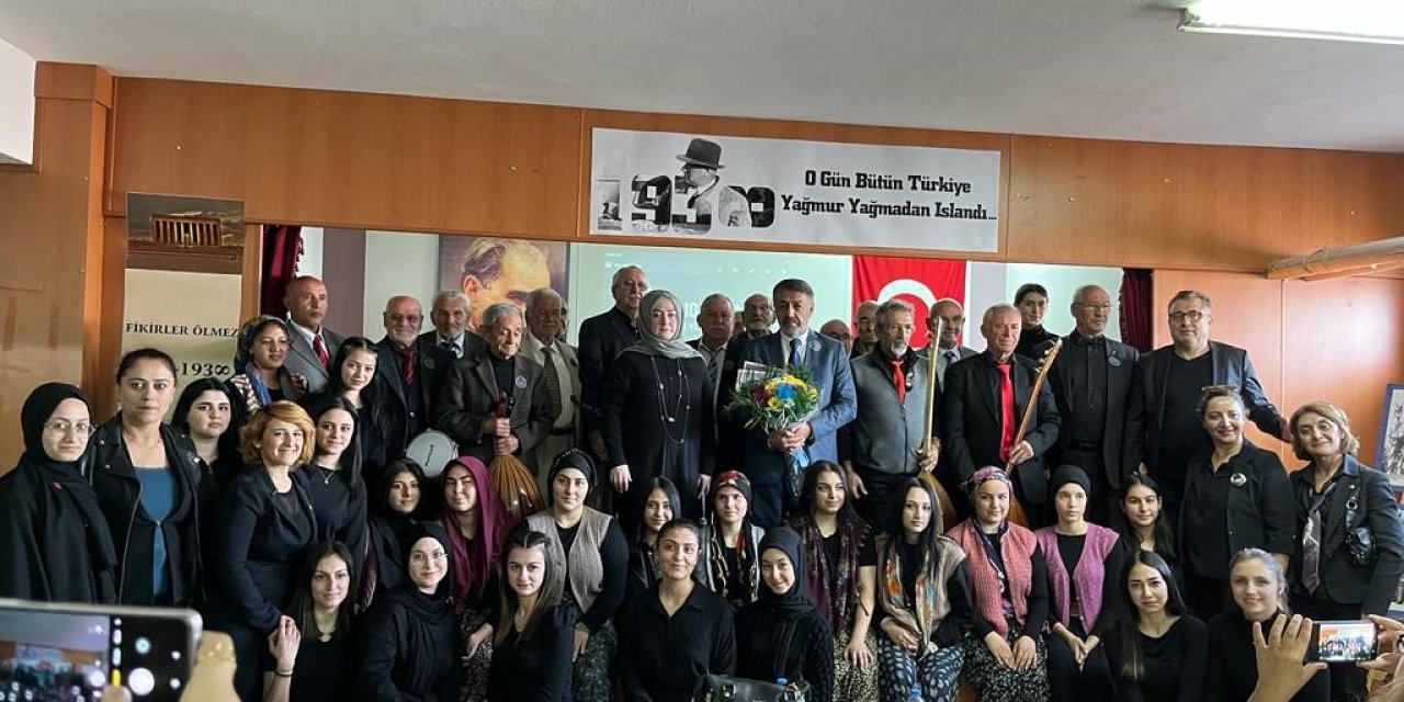 Ulu Çınarlar Korosu Ve Liseli Gençler Atatürk’ün Sevdiği Şarkıları Seslendirdi