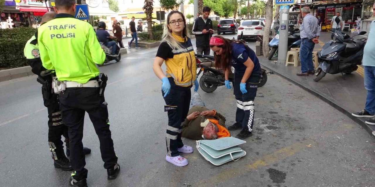 Yayalara Yol Veren Otomobile Motosiklet Arkadan Çarptı: 1 Yaralı