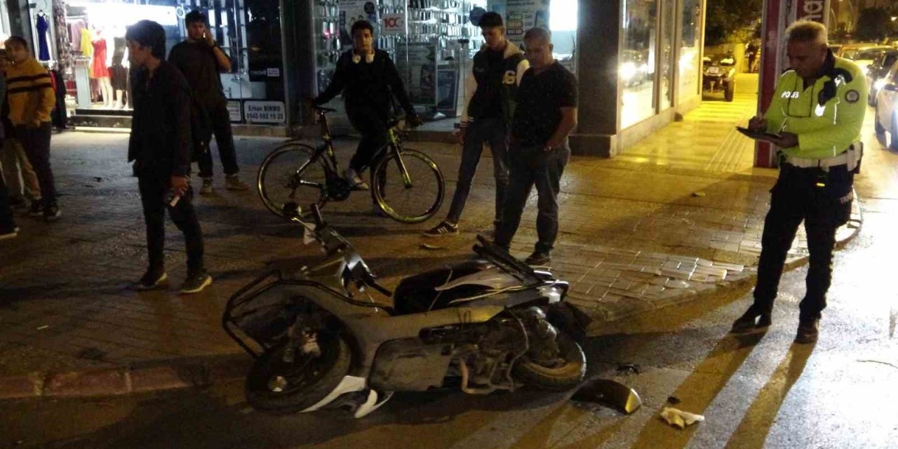 Motosiklet Ticari Araç Ve Otomobilin Karıştığı Zincirleme Kazada Motosiklet Sürücüsü Yaralandı