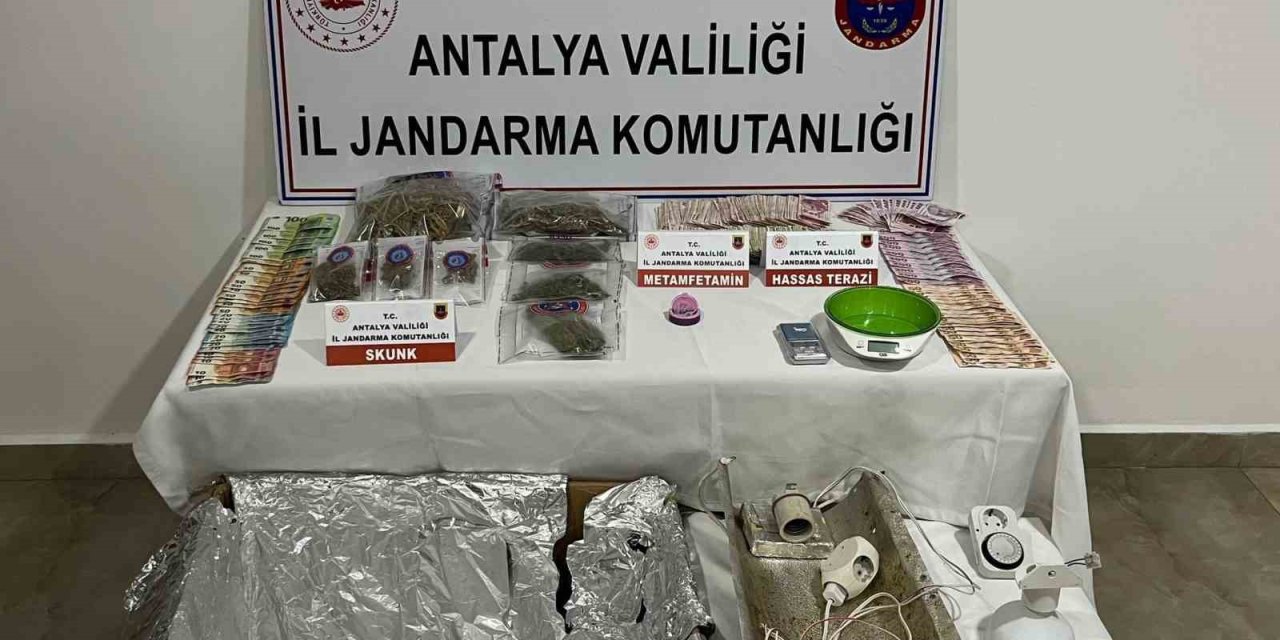 Antalya’da Ruhsatsız Silah Ve Uyuşturucu Operasyonu: 3 Şüpheli Yakalandı