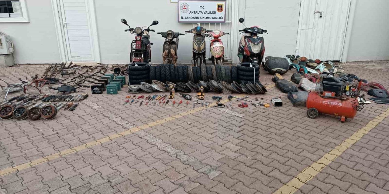 Çalıntı Motosikletleri Parçalayıp Boyayarak Tanınmaz Hale Getirdi, Satamadan Yakalandı