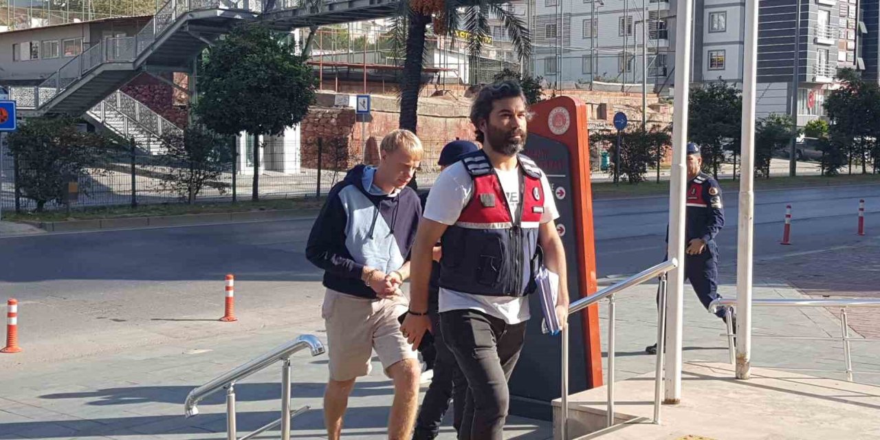 Antalya’da 35 Bin Avrosu Gasp Edildikten Sonra 2 Şüpheliyi Aracıyla Çarparak Öldüren Ukraynalı Turist Adliyede