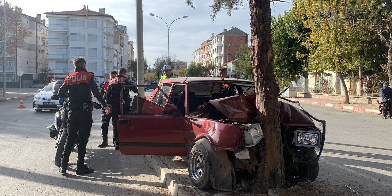 Kontrolden Çıkan Otomobil Ağaca Çarptı: 2 Yaralı