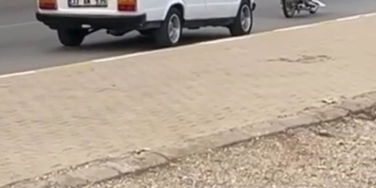 Arızalanan Otomobili Motosiklete Bağlanan Halatla Çektiler