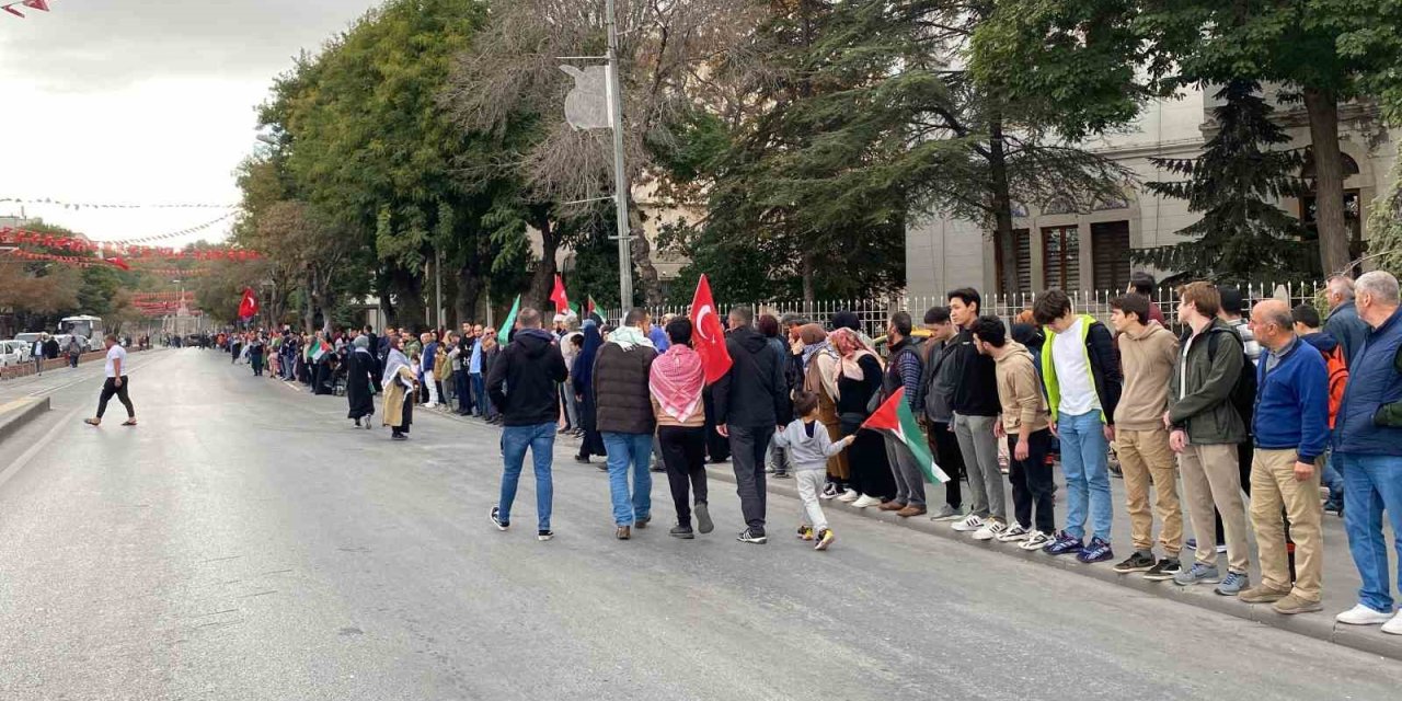 Konya’da Gazze İçin İnsan Zinciri Oluşturuldu