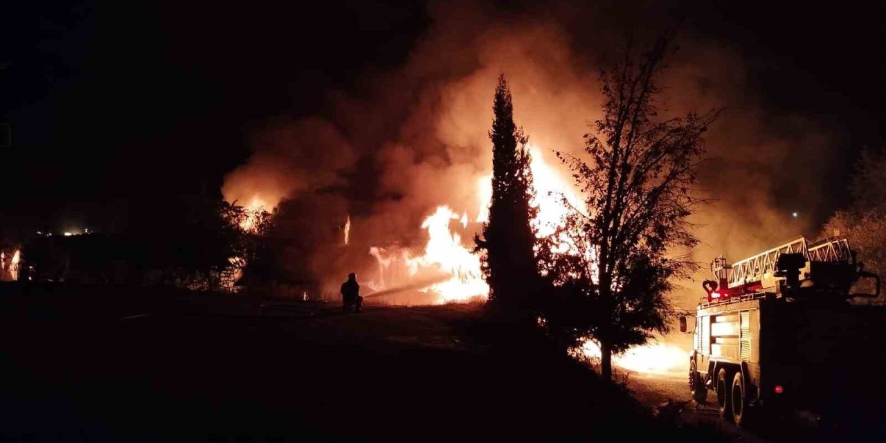 Korkuteli’de Plastik Fabrikası Alevlere Teslim Oldu