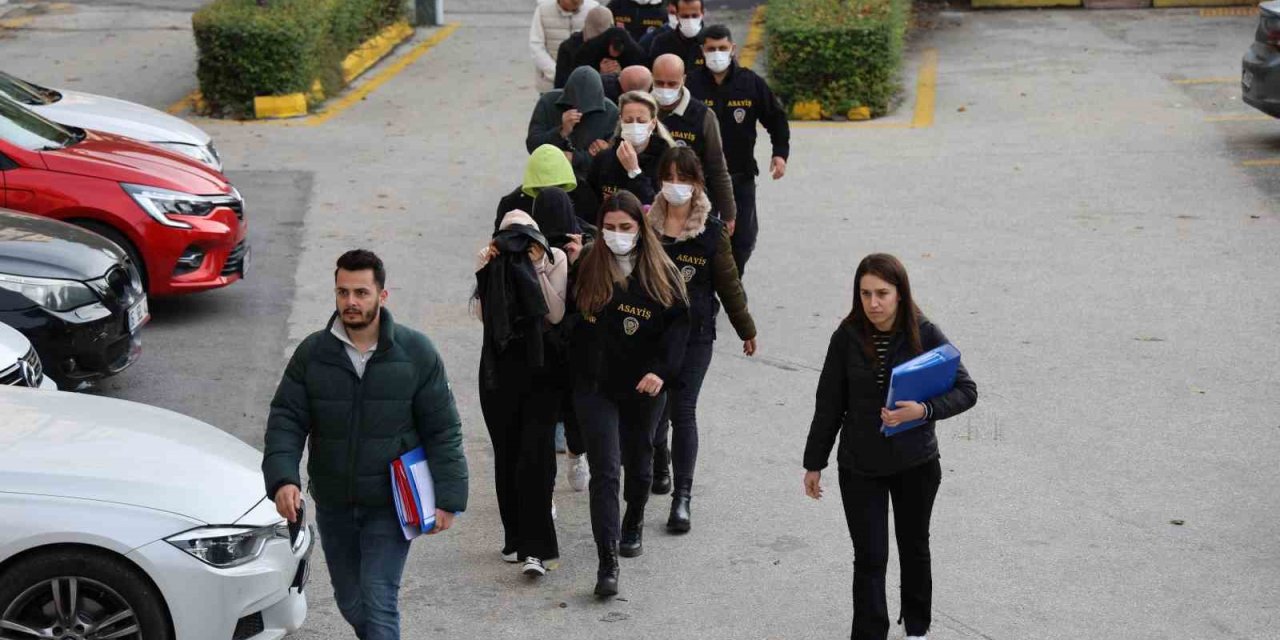 Birçok Kişiyi Dolandırarak Mağduriyet Oluşturan 8 Şüpheli Adliyeye Sevk Edildi