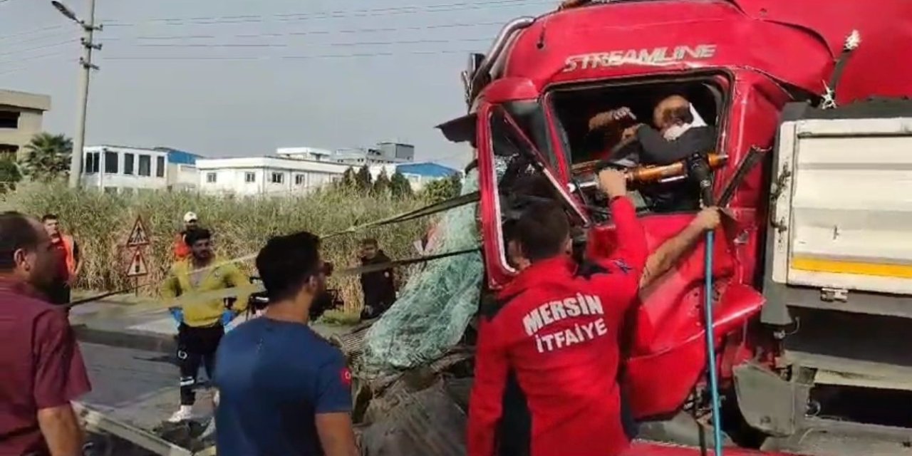 Tırda Sıkışan Sürücüyü İtfaiye Kurtardı