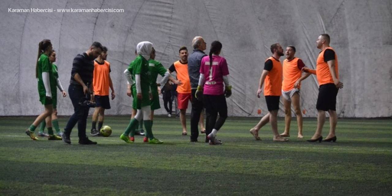 Konya'da Topuklu Ayakkabı Ve Babet Giyen Erkekler Kadın Futbolcularla Maç Yaptı