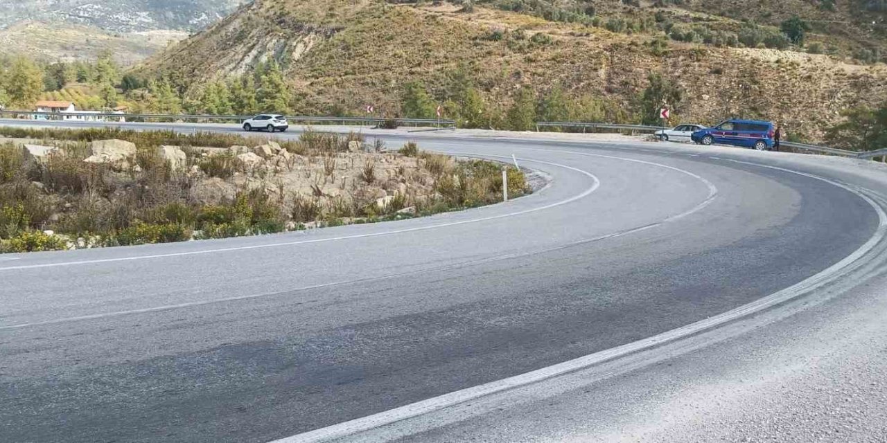 Virajı Alamayan Otomobil 15 Metrelik Şarampole Uçtu: 4 Yaralı