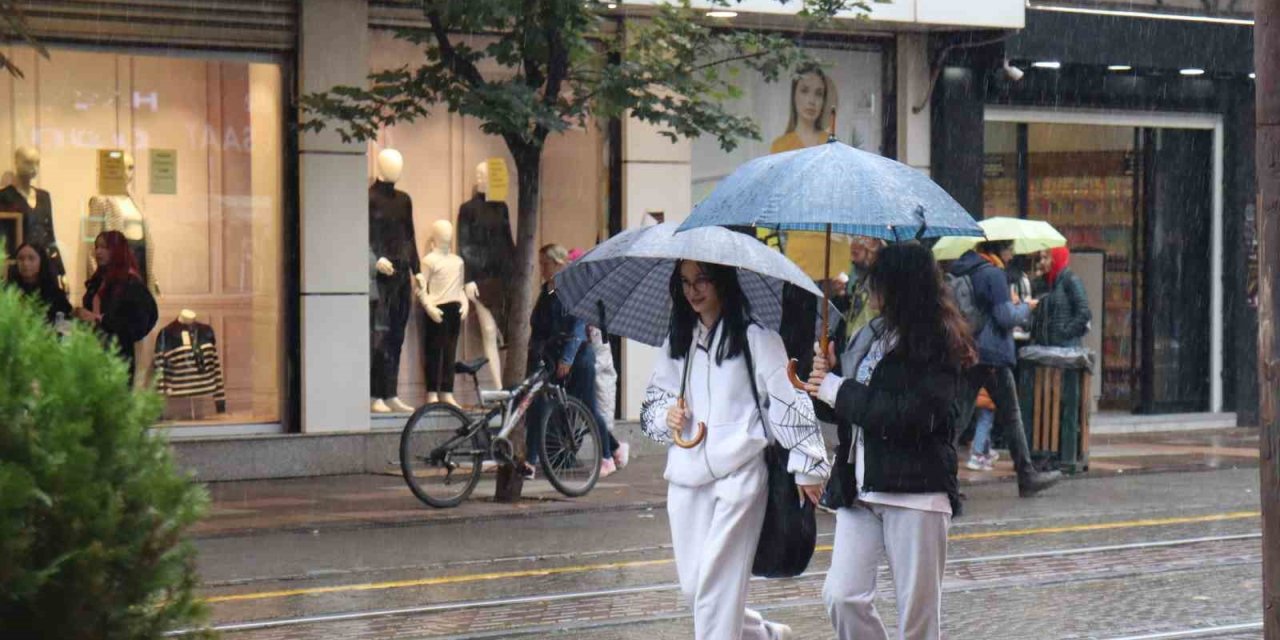 Eskişehir’de Yağışlarla Birlikte Hava Da Soğudu