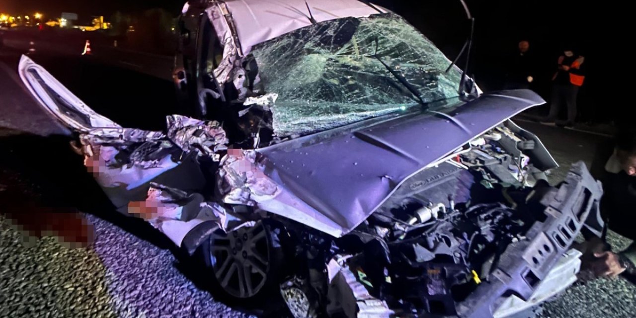 Konya’da Hafif Ticari Araç Traktöre Arkadan Çarptı: 2 Yaralı