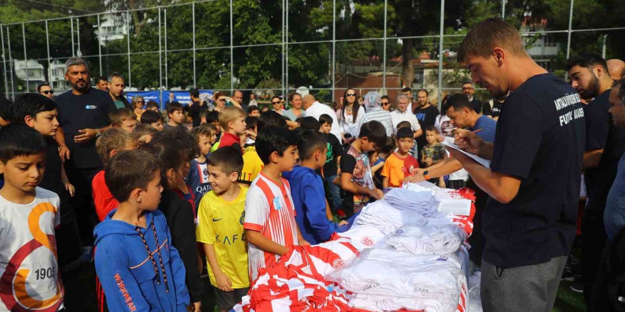 Antalya Büyükşehir Futbol Akademisi Başladı