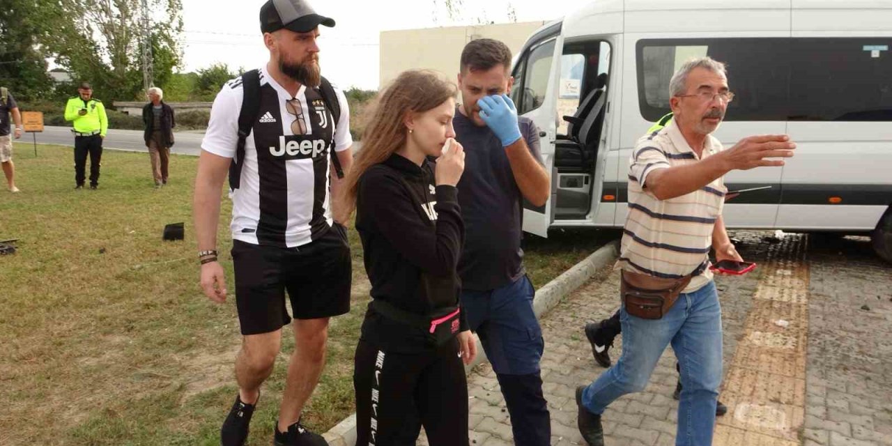 Turistleri Taşıyan Minibüs Otomobille Çarpışıp Refüje Çıktı