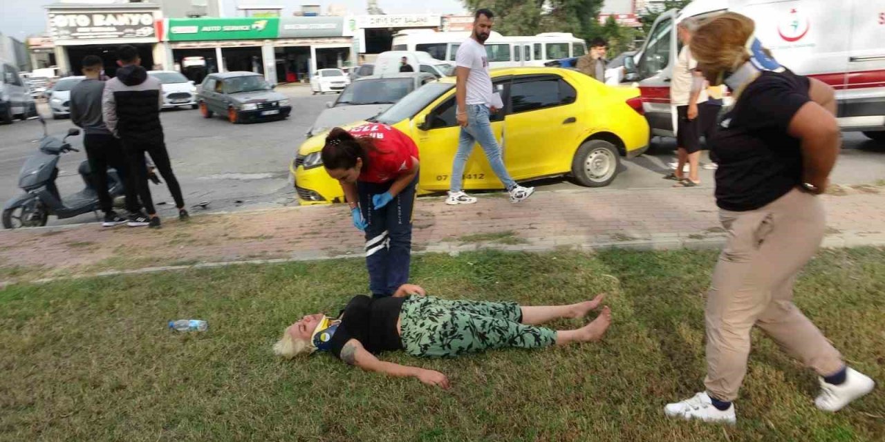 Manavgat’ta Ters Yönden Giden Otomobil İle Ticari Taksi Çarpıştı: 2 Yaralı