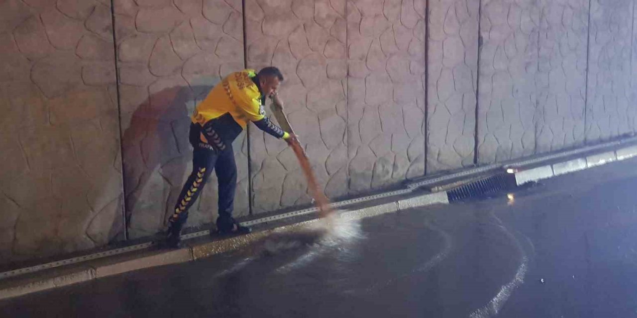 Alanya’da Polislerin Su Dolu Alt Geçitte Trafik Çilesi