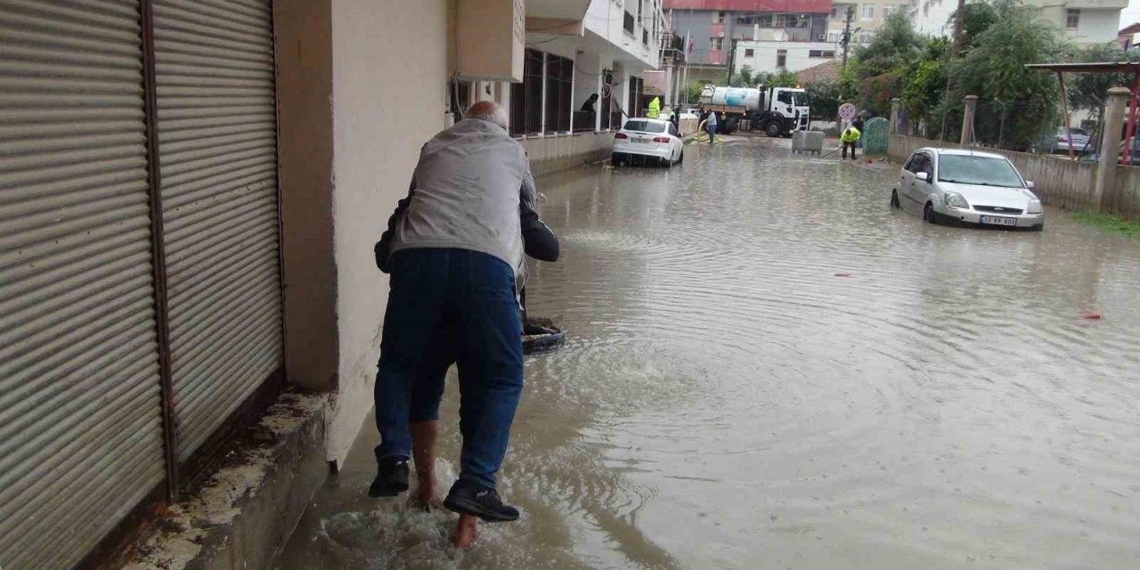 Yağışın Göle Çevirip Araçları Suya Gömdüğü Silifke’de Ekipler Su Tahliyesine Başladı