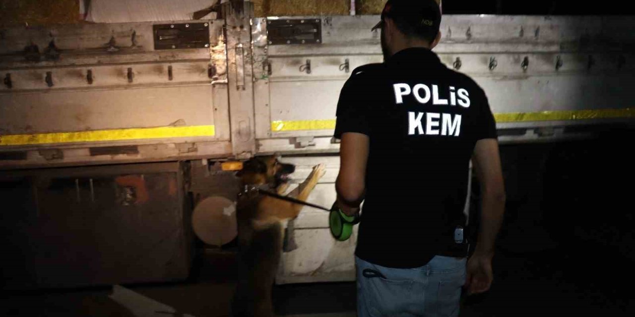 Saman Çuvallarının Arasında Uyuşturucu Sevkiyatı Polise Takıldı