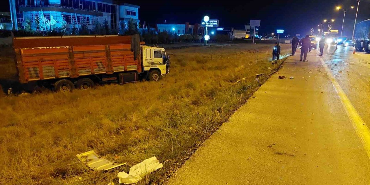 Konya’da Kamyon Tıra Çarptı: 1 Yaralı