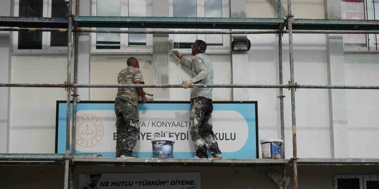 Konyaaltı’nda Okullar Boyanıyor