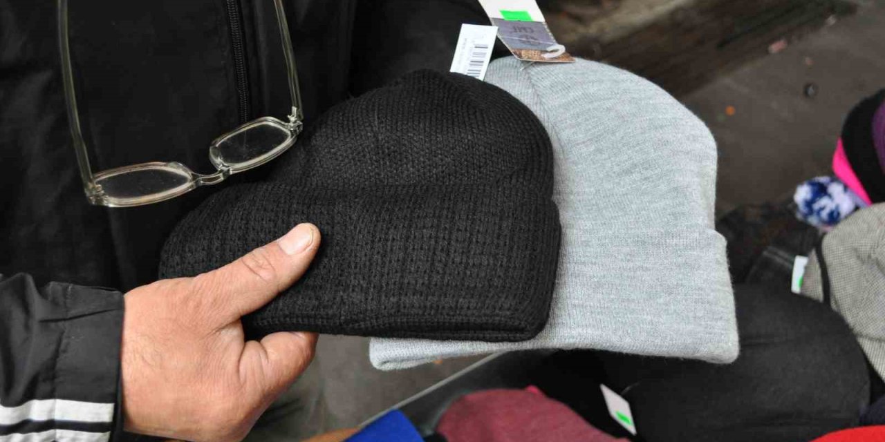 Soğuklar Başlayınca Esnaf Kışlık Giysi Ve Aksesuarları Tezgahlara Çıkarmaya Başladı