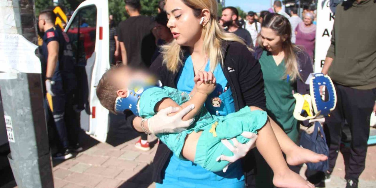 Antalya’da Otomobil Alt Geçit Girişindeki Levhaya Çarptı: 6 Yaralı