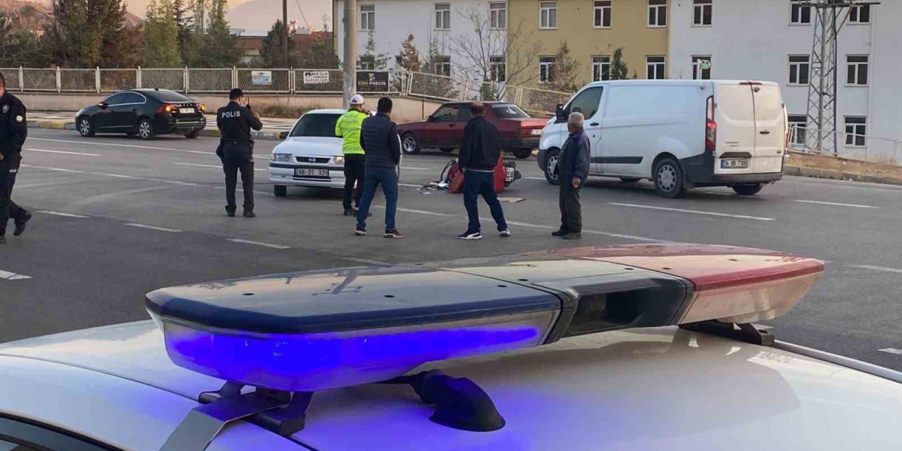 Motosiklet İle Otomobil Çarpıştı: 1 Yaralı