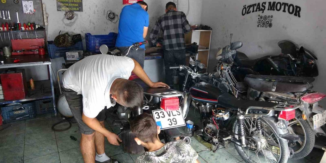 Bir Garip Yangın Söndürme: Alev Elle Söndürülünce Yangını Tüpünü Çalışanlara Sıktı