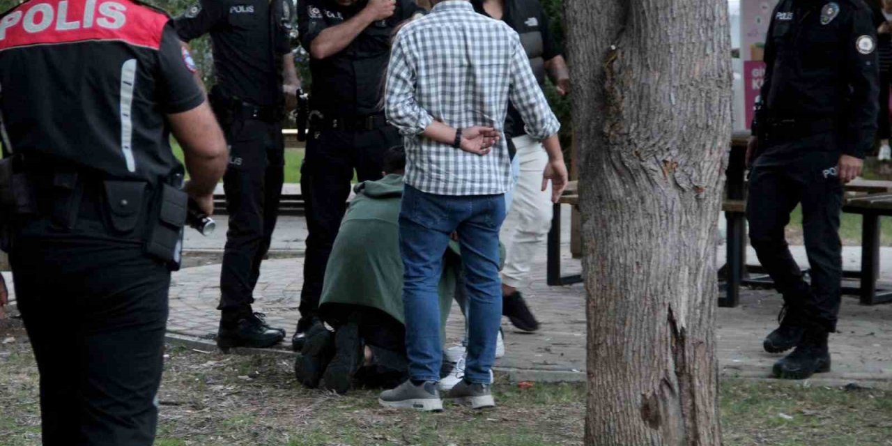 Önce Tartıştı, Sonra Ağlayarak Ayaklarına Kapandı