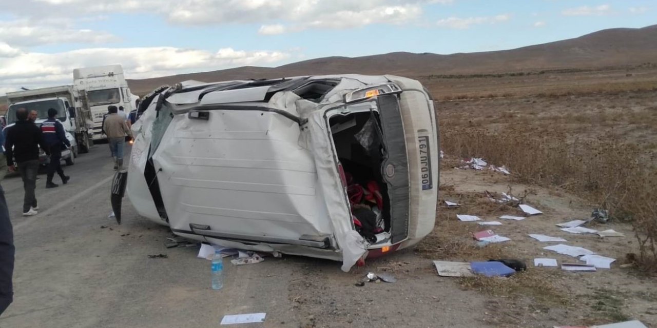 Konya’da Sosyal Hizmet Merkezi Hizmet Aracı Kaza Yaptı: 4 Yaralı