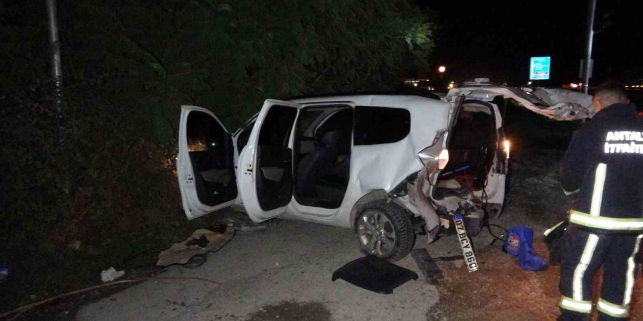 Kırmızı Işıkta Bekleyen Otomobile Çarpan Araç, Boş Araziye Saplanmış Vaziyette Sürücüsüz Bulundu