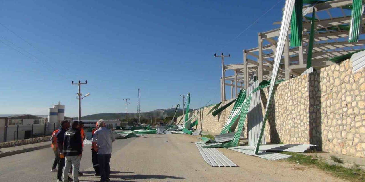 Mersin’de Şiddetli Rüzgar Fabrika İnşaatı Çatısını Uçurdu