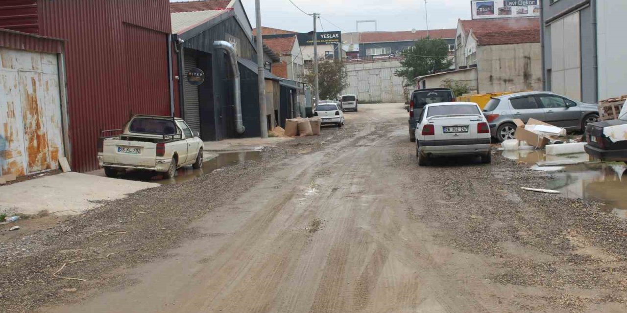 Sağanak Yağış Sonrası Sokak Çamura Büründü