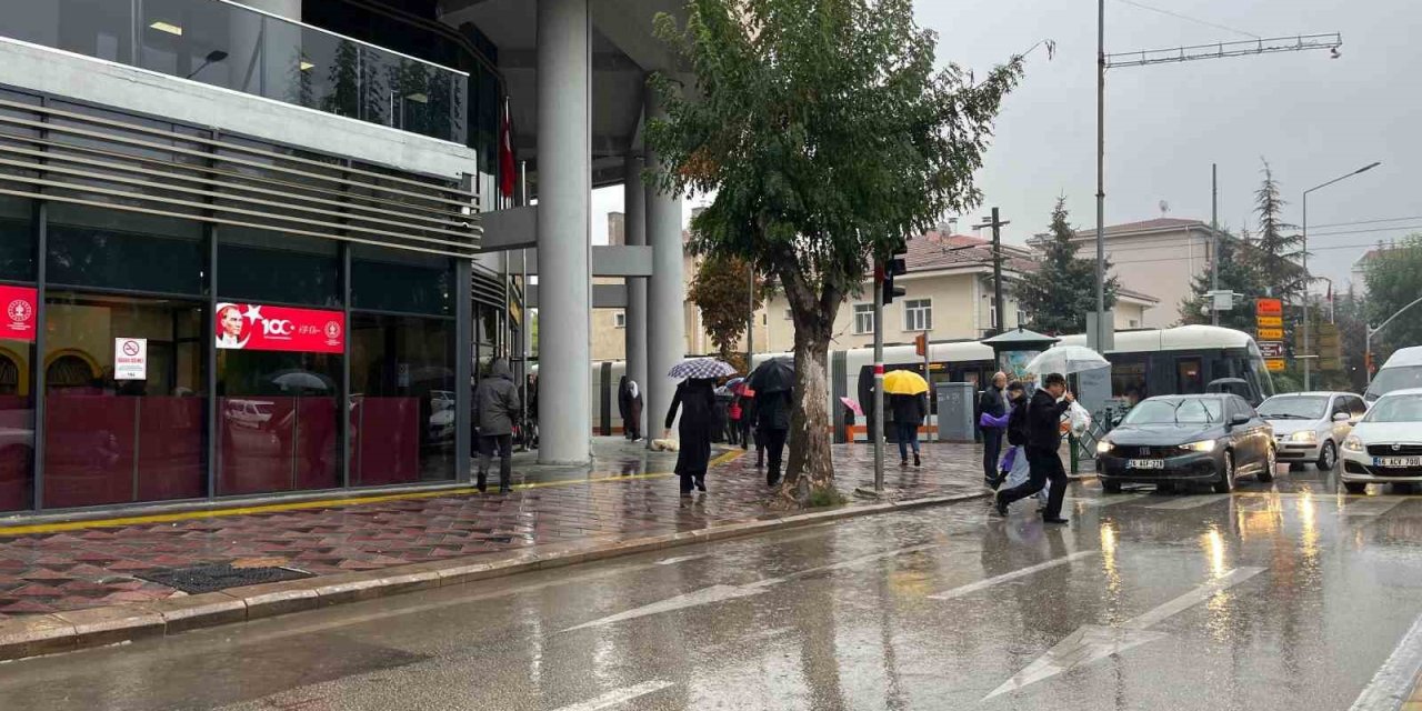 Eskişehir’de Sağanak Yağış Etkili Oluyor