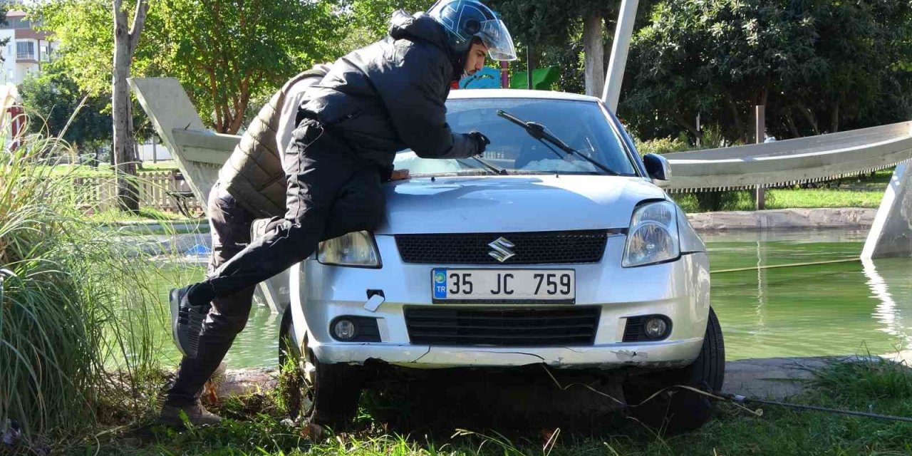 Antalya’da Otomobil Süs Havuzuna Uçtu: Çekici Çaresiz Kalınca Yöntemi Vatandaş Buldu