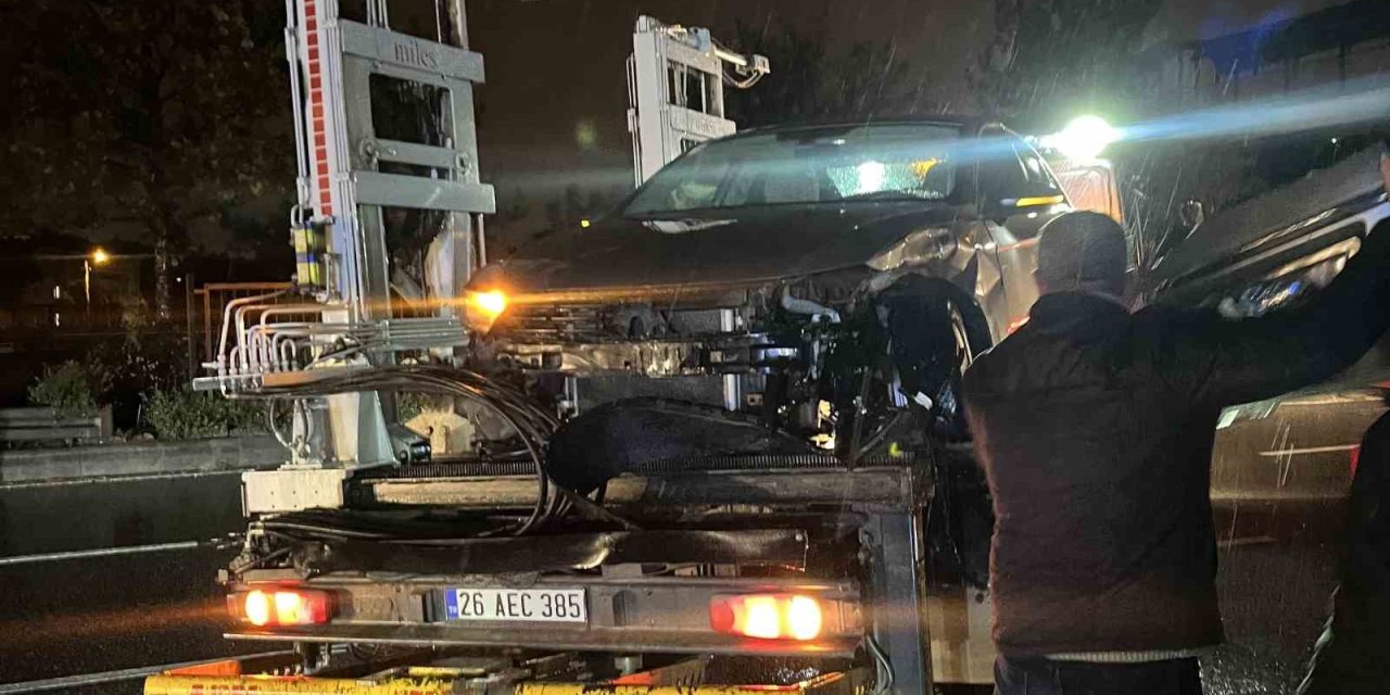 Büyük Maddi Hasarın Oluştuğu Kazada 1 Kişi Yaralandı