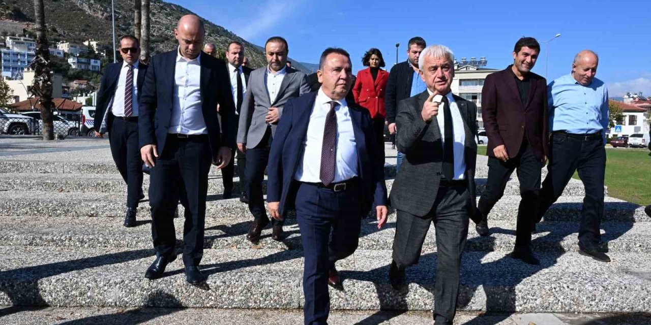 Başkan Böcek: "finike’ye Cumhuriyet Meydanı Çok Yakıştı"