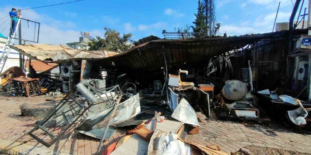 İkinci El Spot Dükkanı Alev Alev Yandı, 5 Milyon Lira Zarar Oluştu