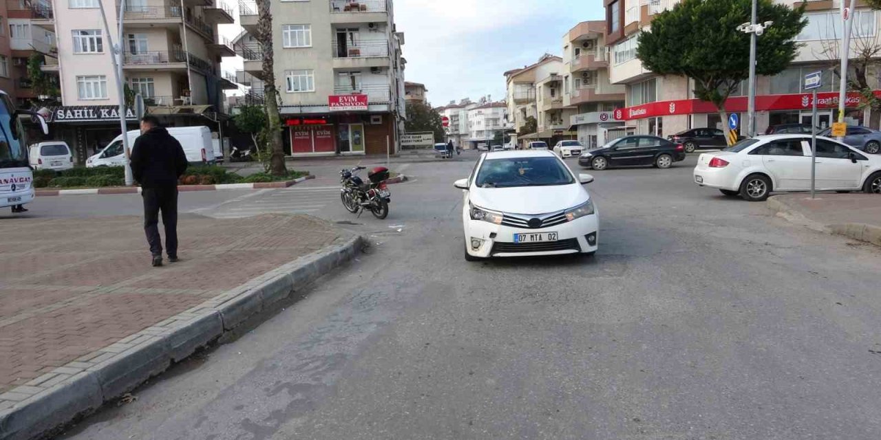 Çarpıştığı Otomobilin Camına Başını Çarpan Motosikletli Ağır Yaralandı