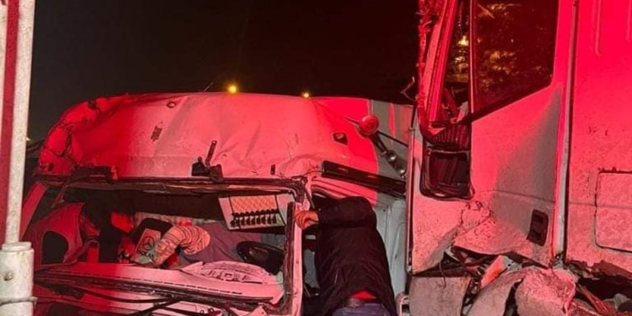 Rahatsızlanan Sürücü Park Halindeki 3 Tıra Çarptı