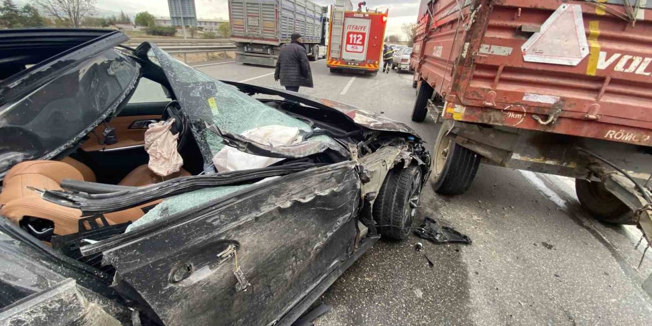 Pancar Yüklü Römorka Çarpan Otomobilin Sürücüsü Yaralandı