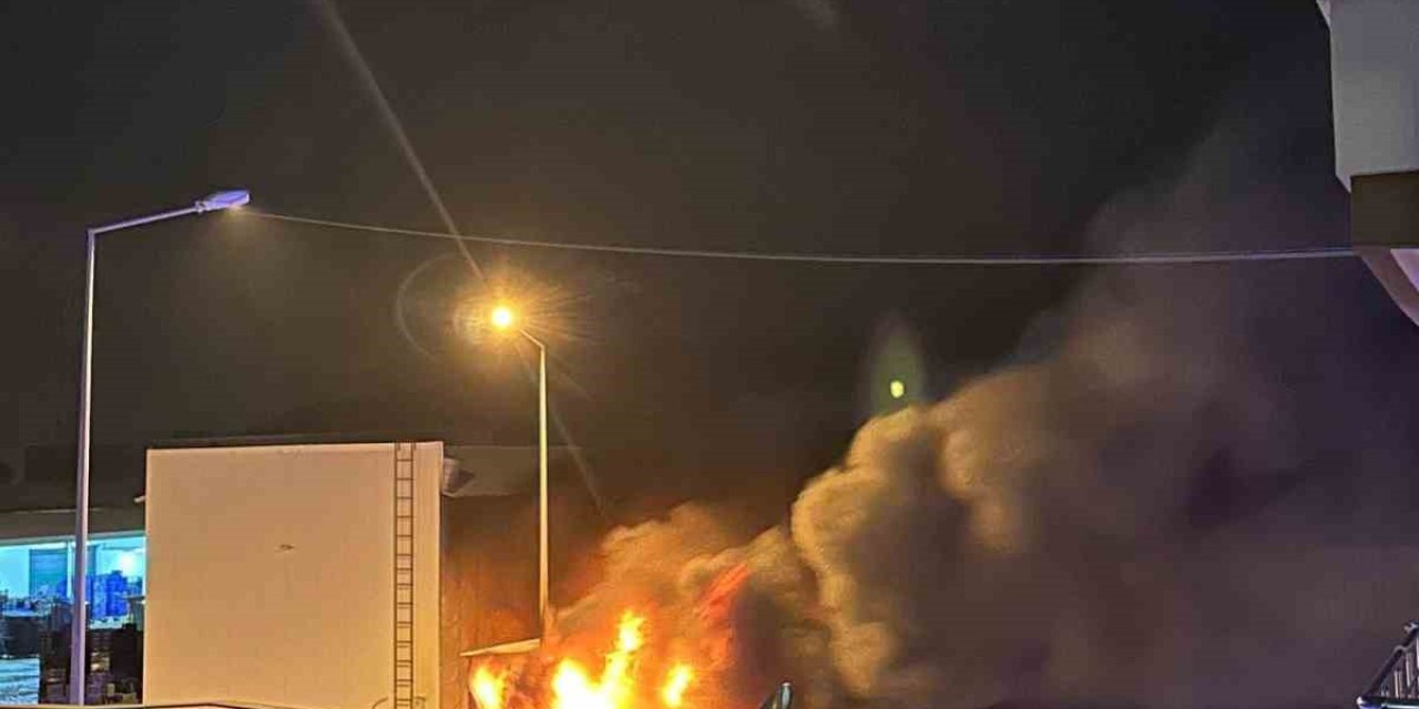 Depolama Alanındaki Kasalar Alev Alev Yandı