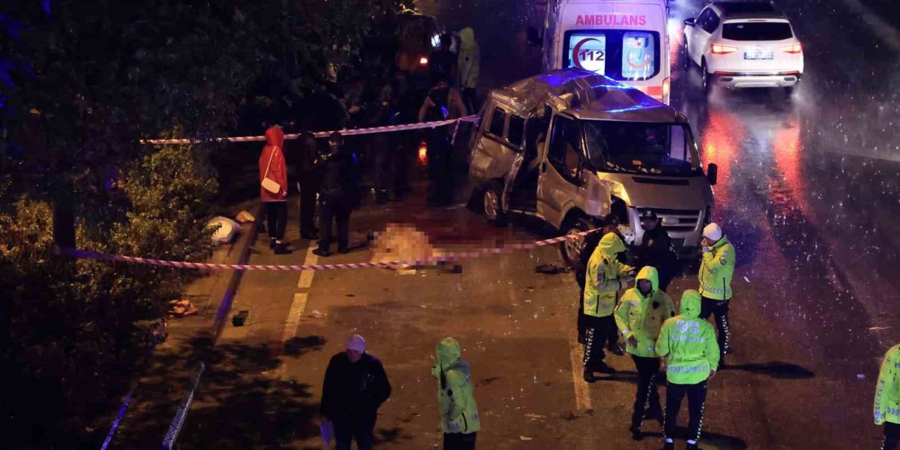 16 Yaşındaki Sürücünün Kullandığı Minibüs Ağaca Çarptı: 3 Ölü, 4 Yaralı