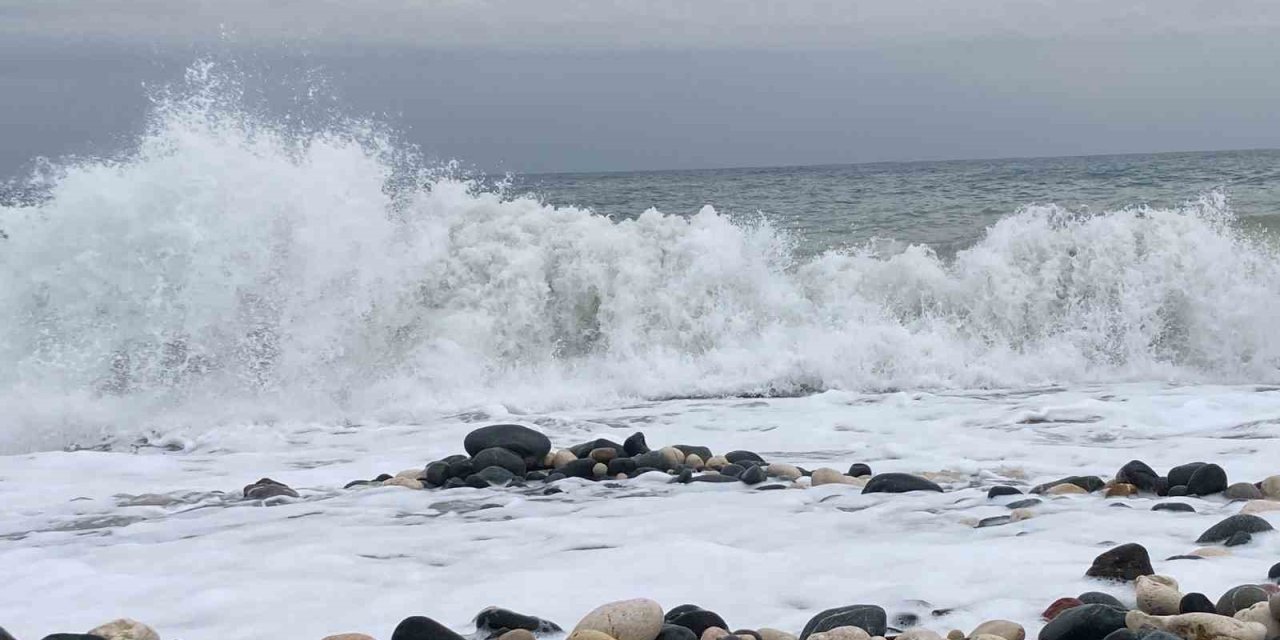 Akdeniz’de Fırtına Dev Dalgalara Neden Oldu