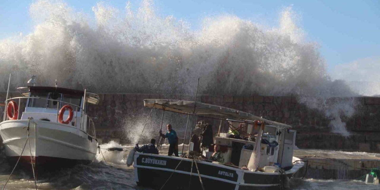 Dev Dalgalar Yat Limanı’nı Yuttu