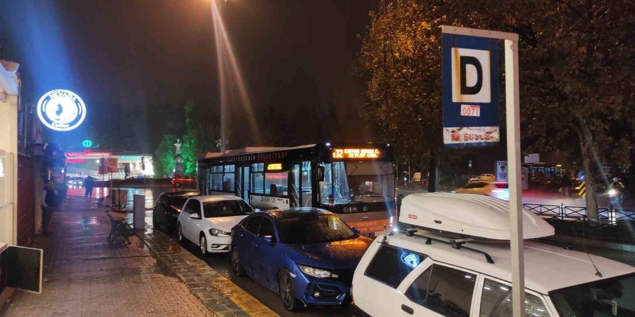 Bilinçsiz Sürücüler Otobüs Duraklarını İşgal Ediyor