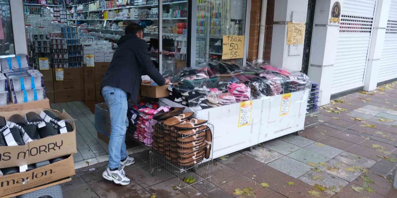Yağmurdan Ürünlerini Korumaya Çalışan Esnaftan Brandalı Çözüm