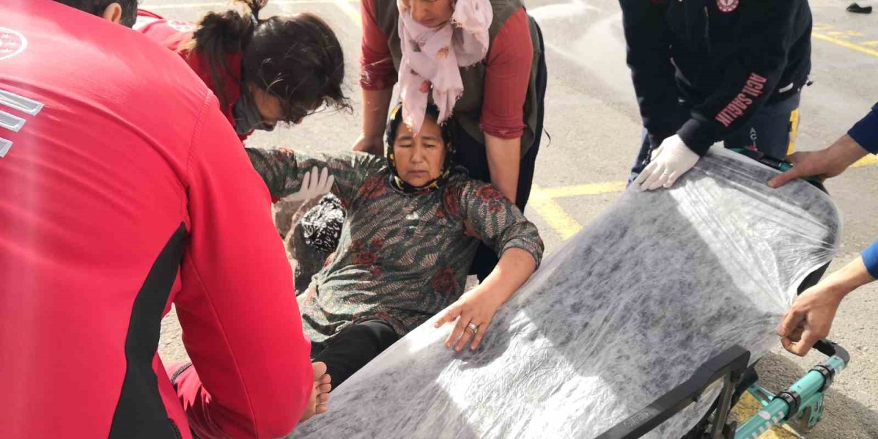 Fırtınada Devrilen Triportörün Altında Kalan Kadın Sürücü Yaralandı