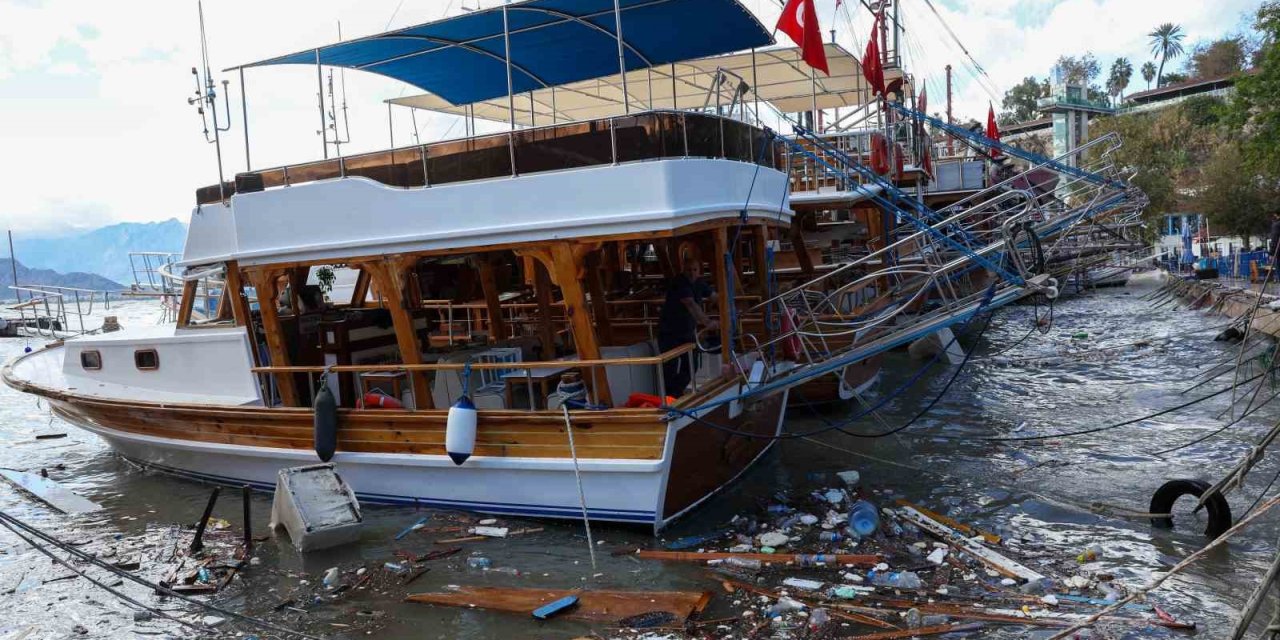 Turuncu Kod Uyarısının Sürdüğü Antalya’da Büyükşehir’den Vatandaşlara ‘dikkatli Olun’ Uyarısı